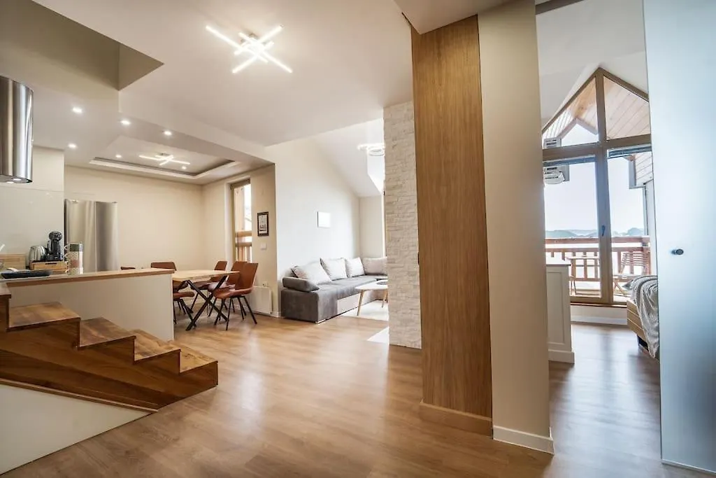アパート Host2U Penthouse Sauna, Jacuzzi, Fireplace バンスコ