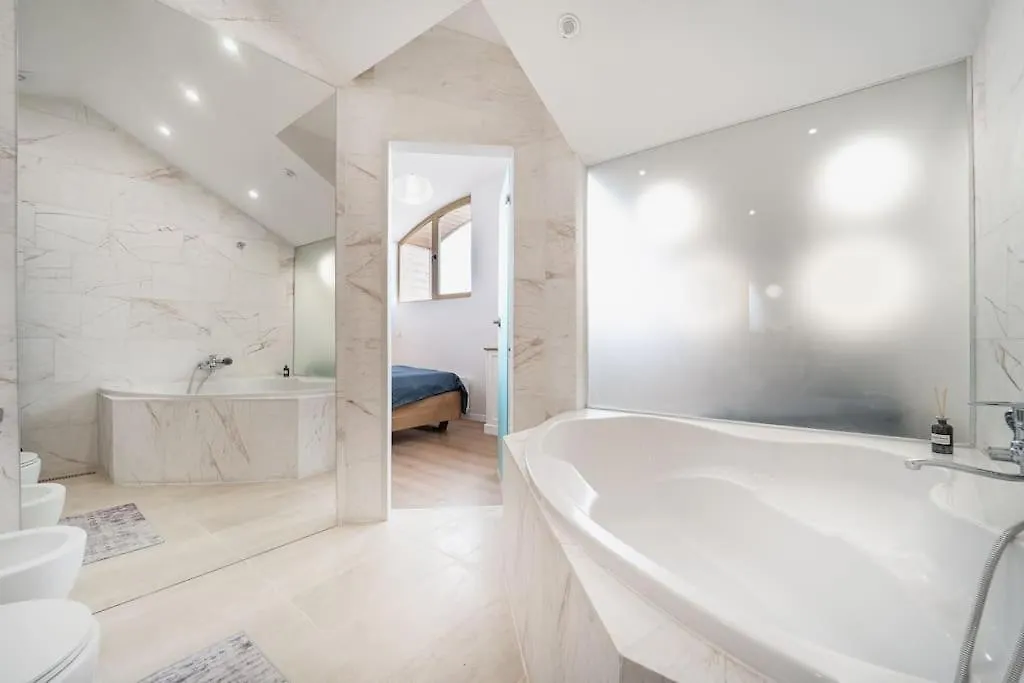 アパート Host2U Penthouse Sauna, Jacuzzi, Fireplace バンスコ