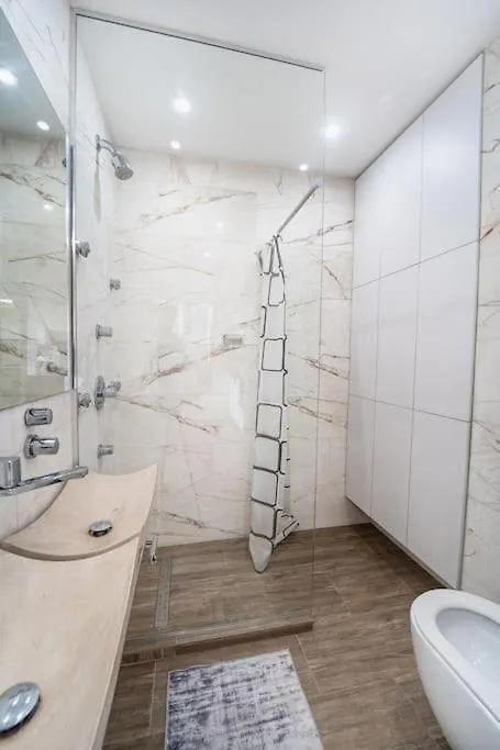 Host2U Penthouse Sauna, Jacuzzi, Fireplace バンスコ 0*,  ブルガリア