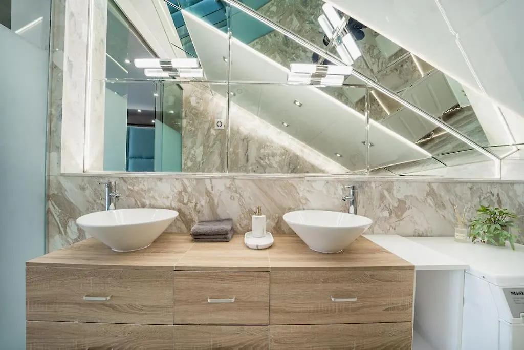 Host2U Penthouse Sauna, Jacuzzi, Fireplace バンスコ