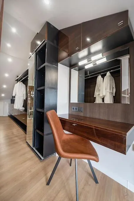 アパート Host2U Penthouse Sauna, Jacuzzi, Fireplace バンスコ