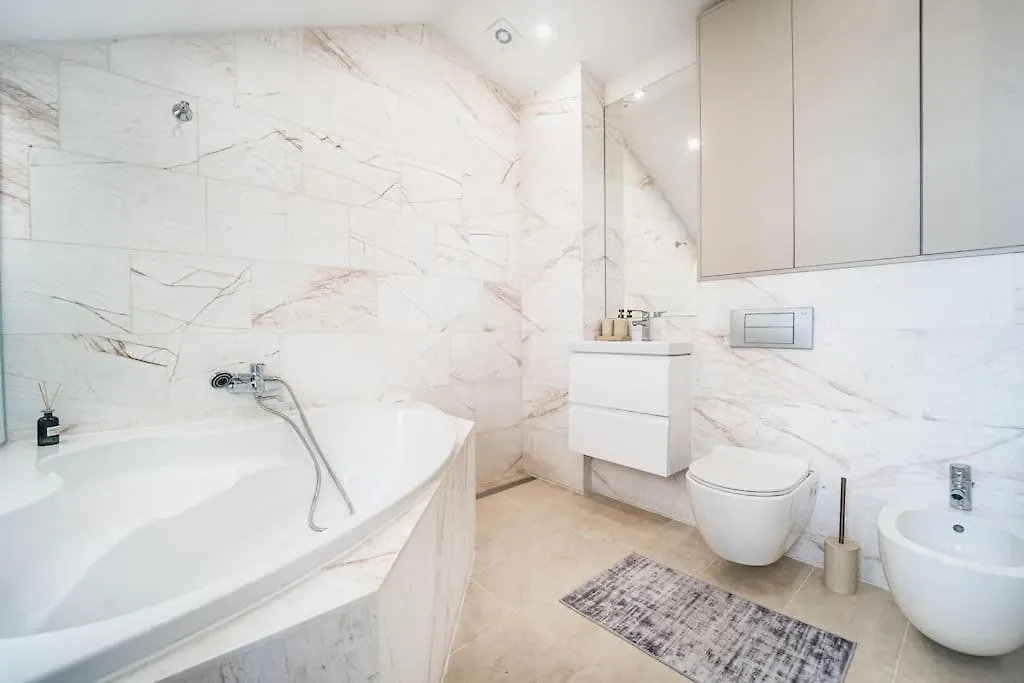 Host2U Penthouse Sauna, Jacuzzi, Fireplace バンスコ ブルガリア