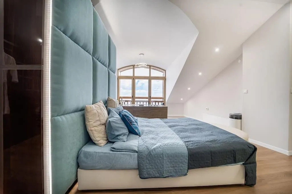 アパート Host2U Penthouse Sauna, Jacuzzi, Fireplace バンスコ
