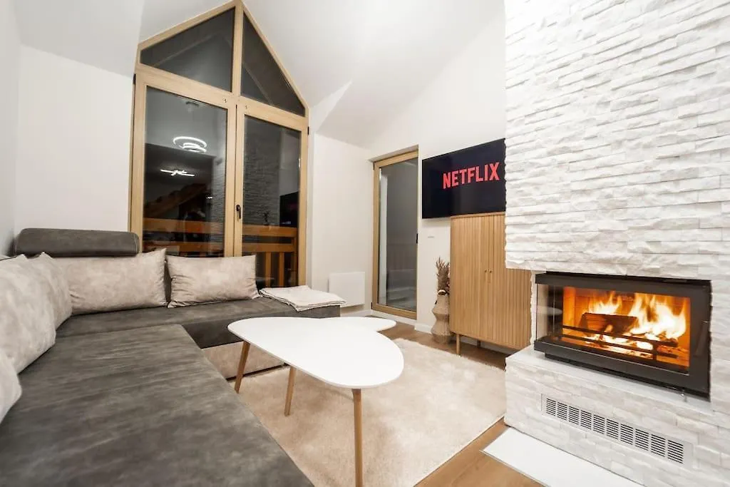 Host2U Penthouse Sauna, Jacuzzi, Fireplace バンスコ 0*,  ブルガリア